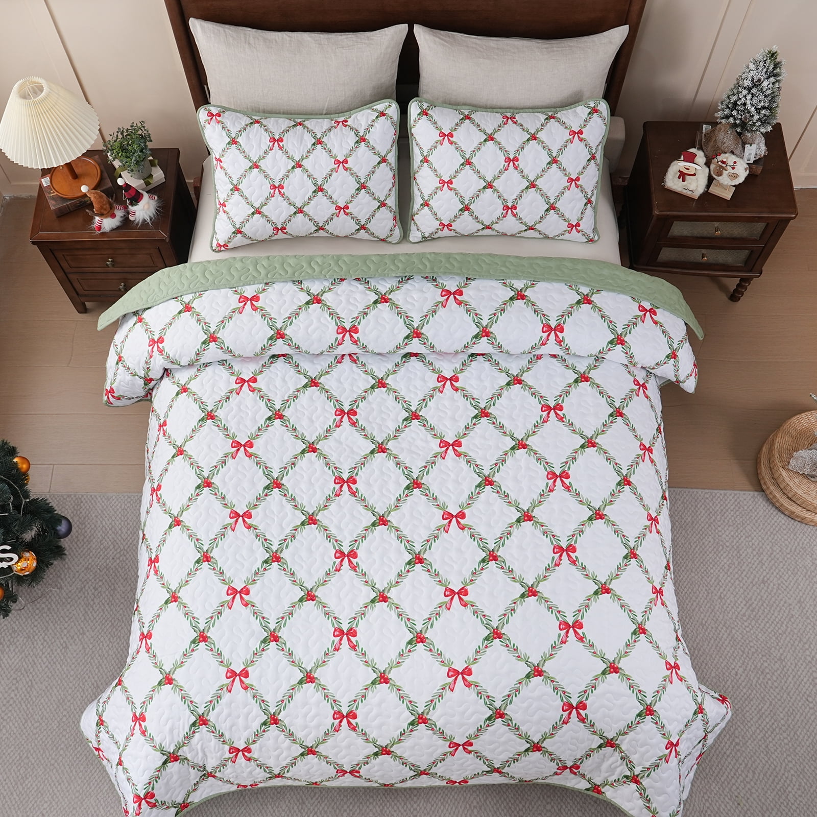 BLEUM CADE Christmas Quilts Queen Size 3 Piece, Bow & Festive Foliage Quilts Bedding Set, Christmas Decor Super Soft Bedspread Coverlet Set (1 Quilt, 2 Pillow Cases)