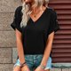 thumbnail image 2 of Camiseta de manga corta para mujer Primavera Verano Suelta Casual Color liso Hombro Botón Decoración Cuello en V Blusa superior Negro S, 2 of 6