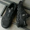 thumbnail image 1 of On Cloud 6 Triple Noir Espadrilles de Course Décontractées pour Femmes Nouvelles, 1 of 6