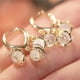 thumbnail image 4 of Fiudx Juego de Aretes de Aro de Piedra de Pino de Moda, Elegante Diseño Floral de Aleación, Detalles de Borlas Brillantes, Uso Diario para Fiestas, Regalo para Mujer, Incluye 1 Par., 4 of 7