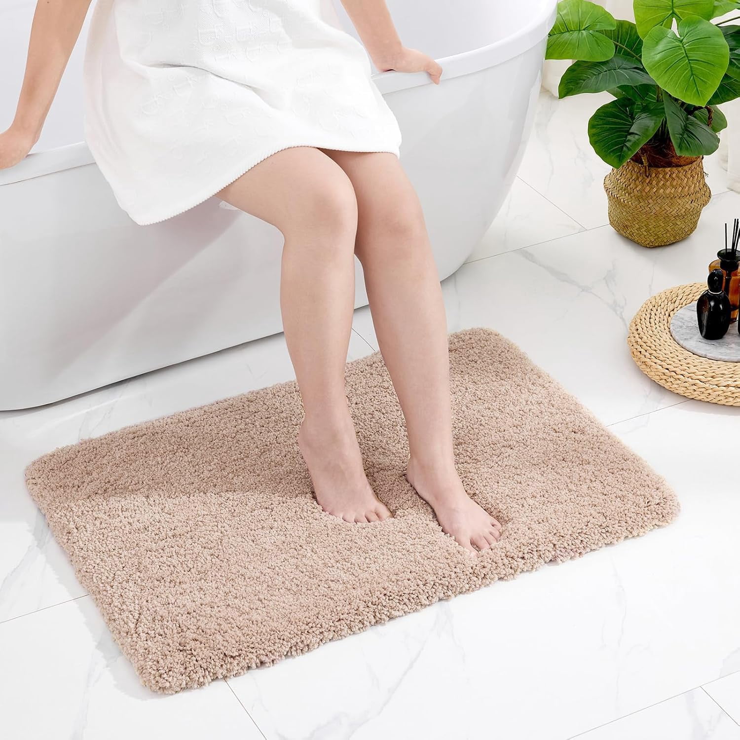 Grey Bathroom Rug 17x24 Non-Slip Plush Bath Mat Highly Absorbent Ultra Soft Fluffy Floor Mat Machine Washable for Shower and Tub