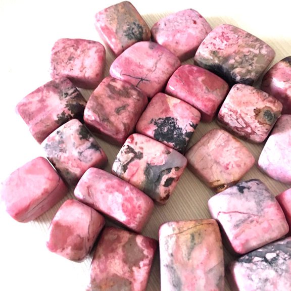 IBASETOY 1 Pack 100g Natural Crystal Rocks Rose Stone Chips Irregular Shape for Home Indoor Stones Fish Tank Decoration Gravel 2 to 3.5CM Pink