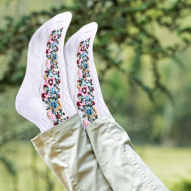 RKSTN Socks Socks Chaussettes pour Femmes Automne et Hiver Nouveau Style Chaussettes pour Femmes Motif Embossé Rétro Passe-Partout Chaussettes Tube, Cadeau Cadeau E Blanc Fournitures de Bureau