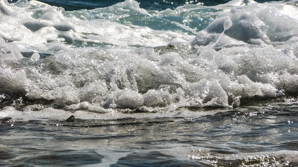 Тихо плещется вода слушать. Пена пузыри море. капли пенная вода. красивая капли пенная вода. sea bubble.