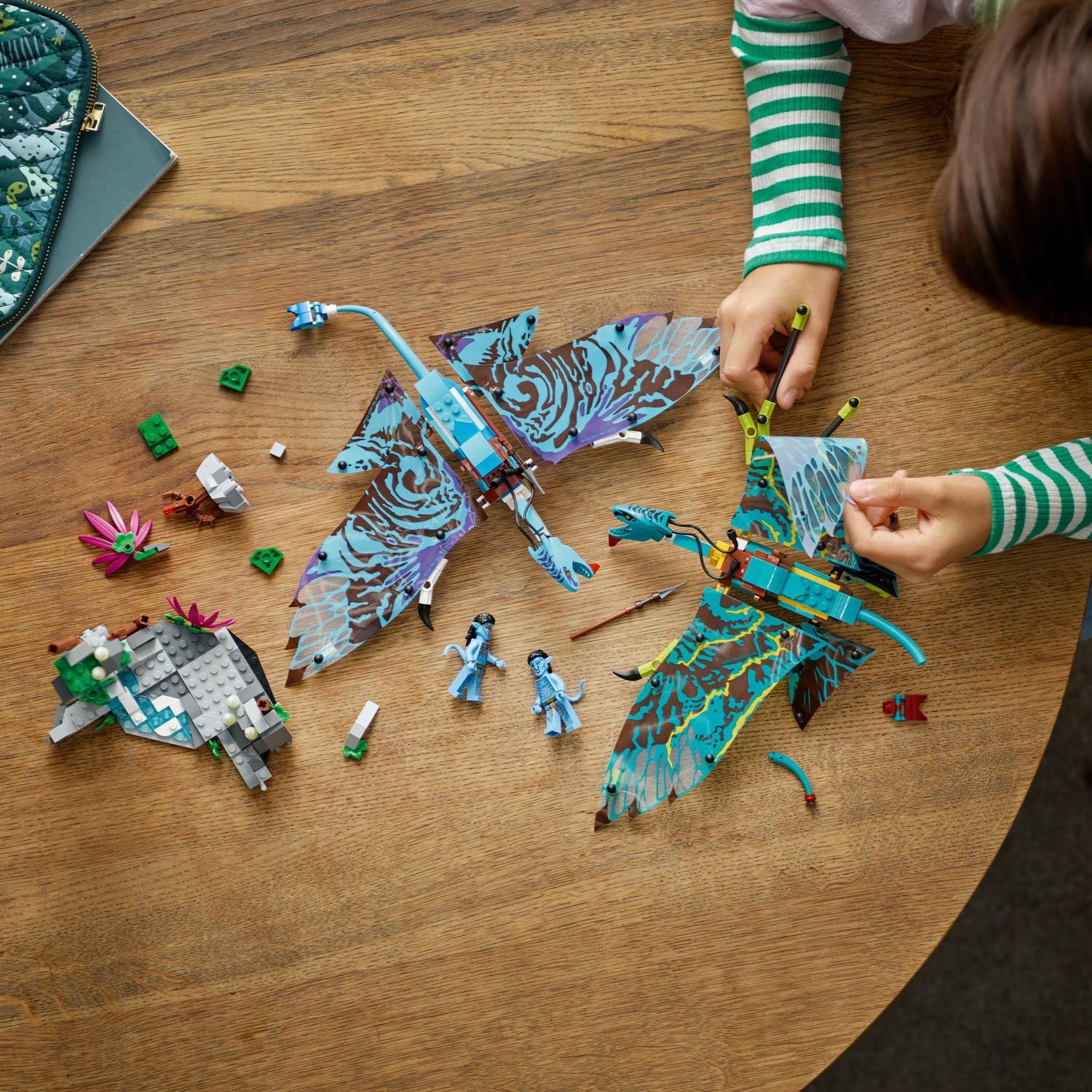 LEGO Avatar Jake & Neytiri’s First Banshee Flight 75572 Toy Building Kit (572 Pieces), Includes 572 Pieces, Ages 9+