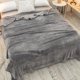 thumbnail image 4 of Manta de cama de franela para aire acondicionado, cobertor suave y acogedor para todas las estaciones, franela de coral cobertor de cama individual o estera, gris oscuro, 4 of 8