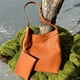 thumbnail image 2 of Bolsos tipo cubo de gran capacidad para mujer, bolsos y carteras de diseñador de lujo, novedad de 2024, en PU con cierre y bolsillo para tarjetas, para el hombro debajo del brazo, 2 of 5