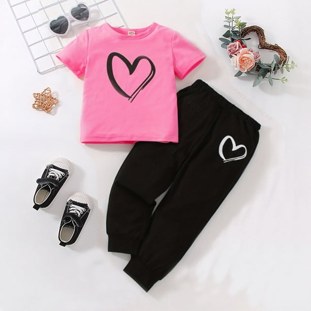 Conjuntos de blusa y camisa de cuello redondo y manga corta para niños. Conjunto deportivo informal de dos piezas con estampado de corazón pequeño y pantalón deportivo con cordón. Poliéster para niños