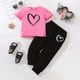thumbnail image 1 of Conjuntos de blusa y camisa de cuello redondo y manga corta para niños. Conjunto deportivo informal de dos piezas con estampado de corazón pequeño y pantalón deportivo con cordón. Poliéster para niños, 1 of 5