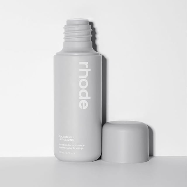 Leche glaseante Rhode de Hailey Bieber, 140 ml, 4.7 fl oz, color blanco