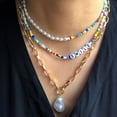 thumbnail image 2 of Collar de cuentas de arroz simple de metal de estilo bohemio, cadena de clavícula de perlas con alfabeto de nicho retro para mujer, juego de 3 piezas, 2 of 5