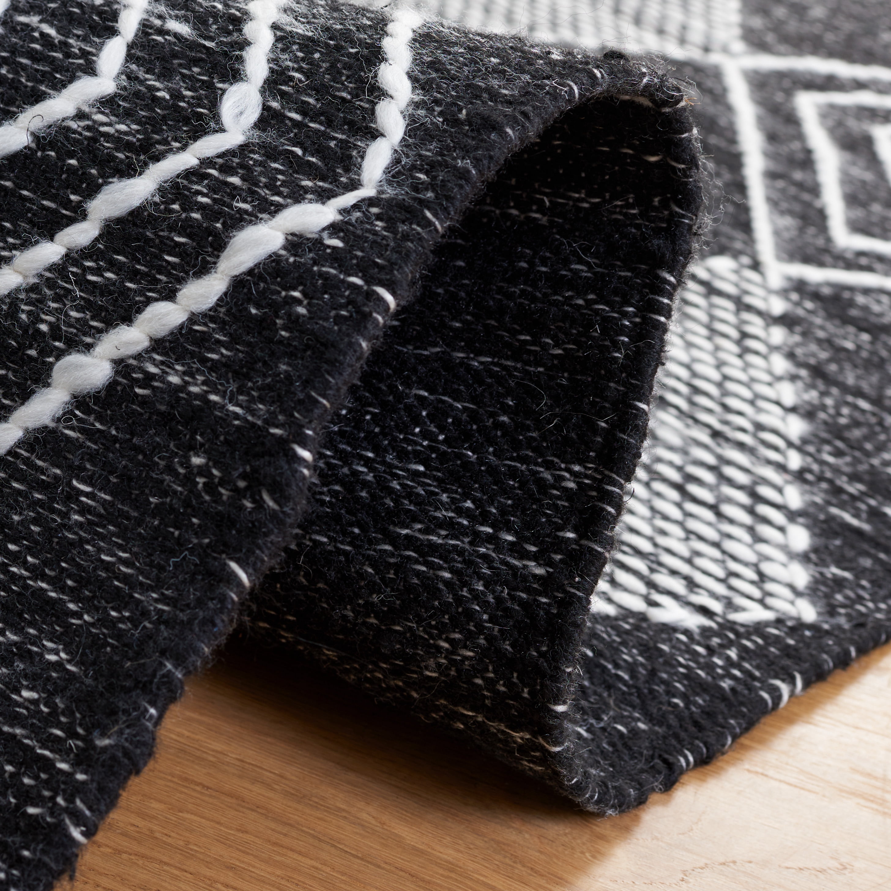 SAFAVIEH Kilim Elouise Diamond Polyester Area Rug, Black/Ivory, 5' x 8'