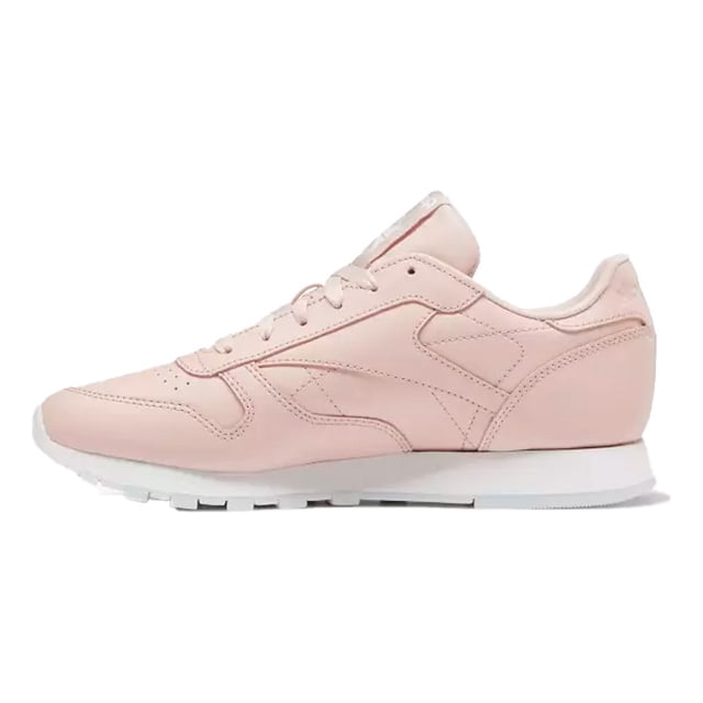 tenis reebok classic leather rosa dv6447 rosa 25.5 zapatilla retro en piel rosa con franjas laterales translúcidas de TPU, entresuela EVA blanca para amortiguación ligera y suela exterior de caucho resistente; vista lateral sobre fondo blanco; también suele usarse como calzado casual para caminatas urbanas.