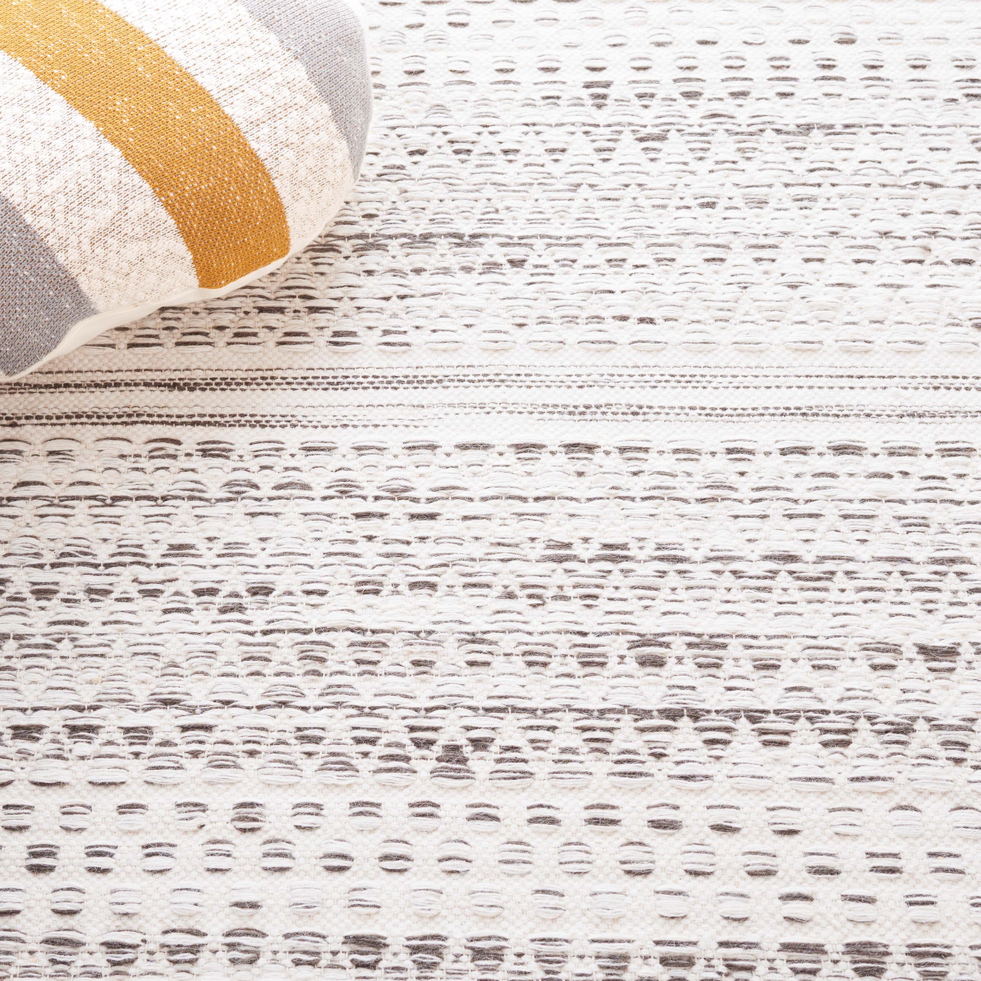 SAFAVIEH Kilim Blazhe Tribal Area Rug, Ivory/Brown, 4' x 6'