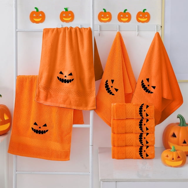 2.43 ft of 3pc halloween themed embroidered towels comfortable household cottons towels Conjunto de 3 toallas naranja 74x33 cm con doble pespunte y bordado de jack-o'-lantern, vista frontal con toallas colgadas y apiladas, textura de algodón absorbente visible. A menudo usadas también como toallas de mano decorativas para fiestas de temporada.