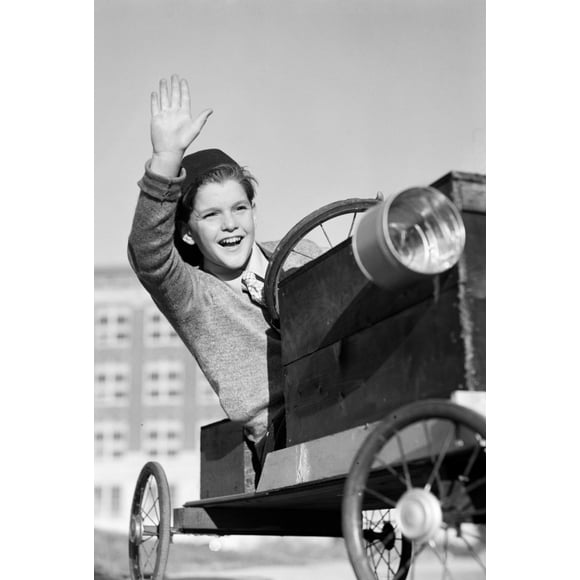 Garçon des Années 1940-1930 dans la Voiture de Course Maison Go-Cart Souriant et Agitant Soapbox Derby Imprimé par Collection Vintage