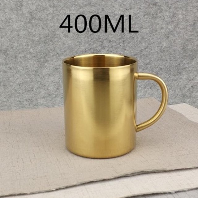 taza térmica de doble pared perfecl acero inoxidable 400 ml color oro taza de viaje con asa cómoda, vista frontal centrada que muestra silueta cilíndrica y acabado metálico dorado; capacidad 400 ml, diámetro 8.2 cm y altura 10 cm; fondo neutro tipo tela; ideal para camping o té al aire libre.