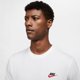 thumbnail image 3 of Camiseta NSW Club de Nike para hombre, blanco/negro/rojo universitario, 3 of 7