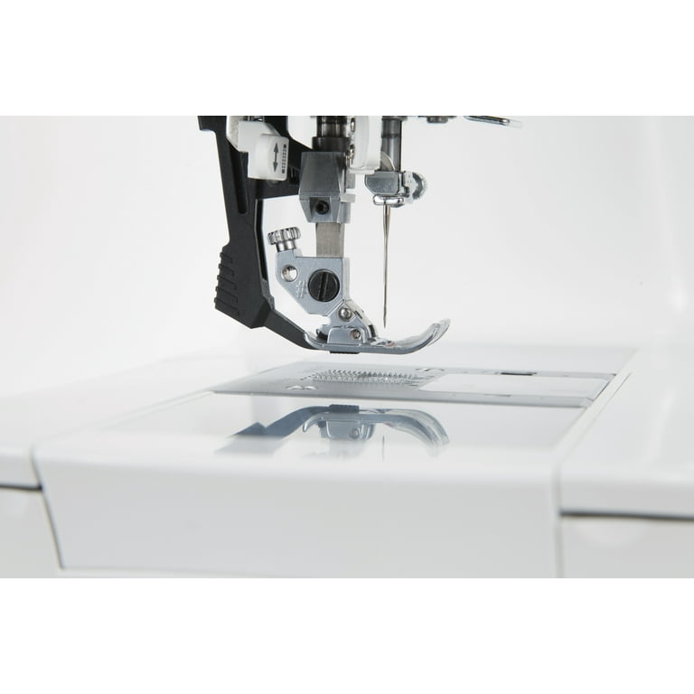 SINGER® Featherweight™ C240 Includes IEF System, 70 Built-in Stitches,  Heavy Duty Metal Frame, Easy Touch Stitch Selection & More | Coverlock-Nähmaschinen