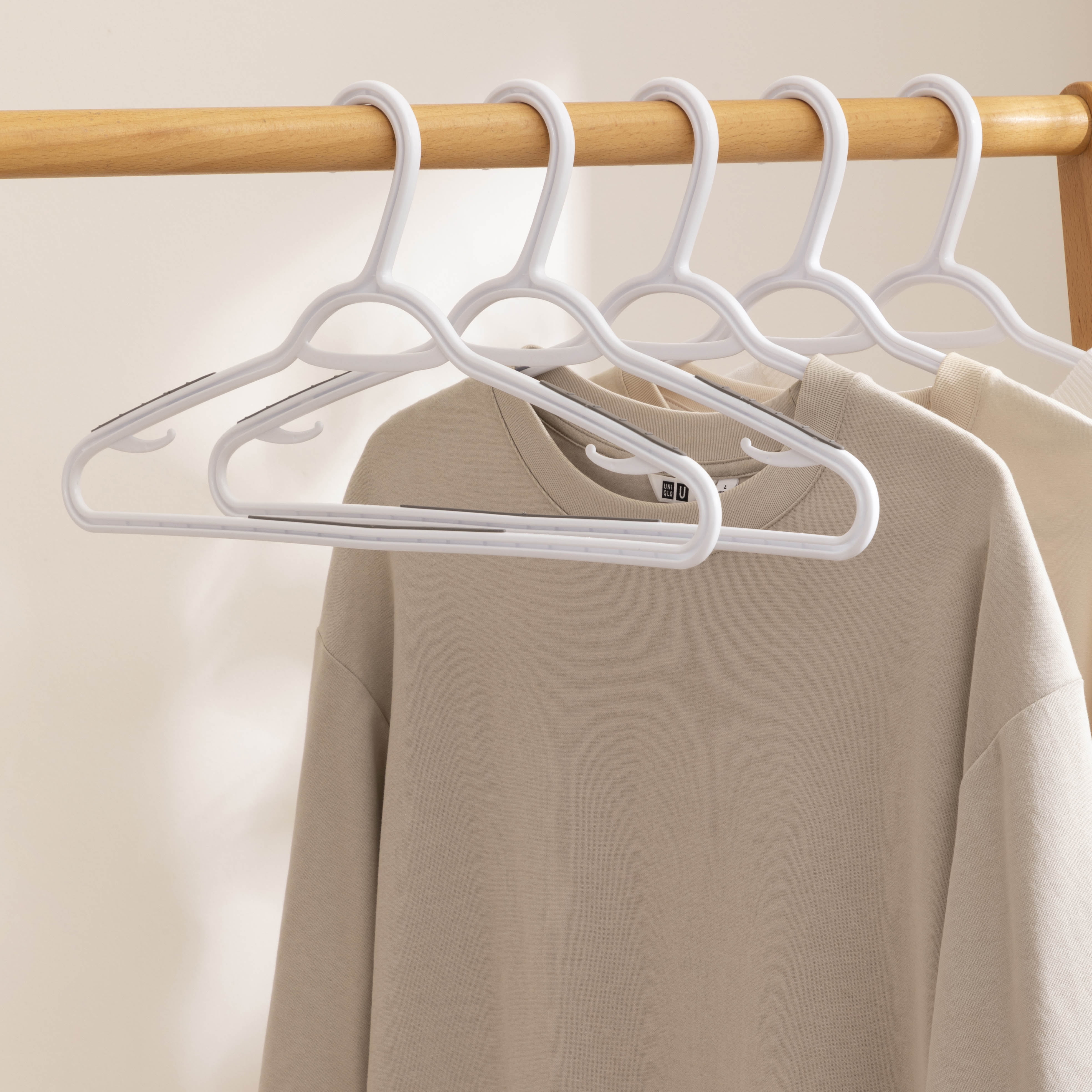 Mainstays, cintre en plastique adulte antidérapant TPR, paquet de 20, couleur blanche et grise