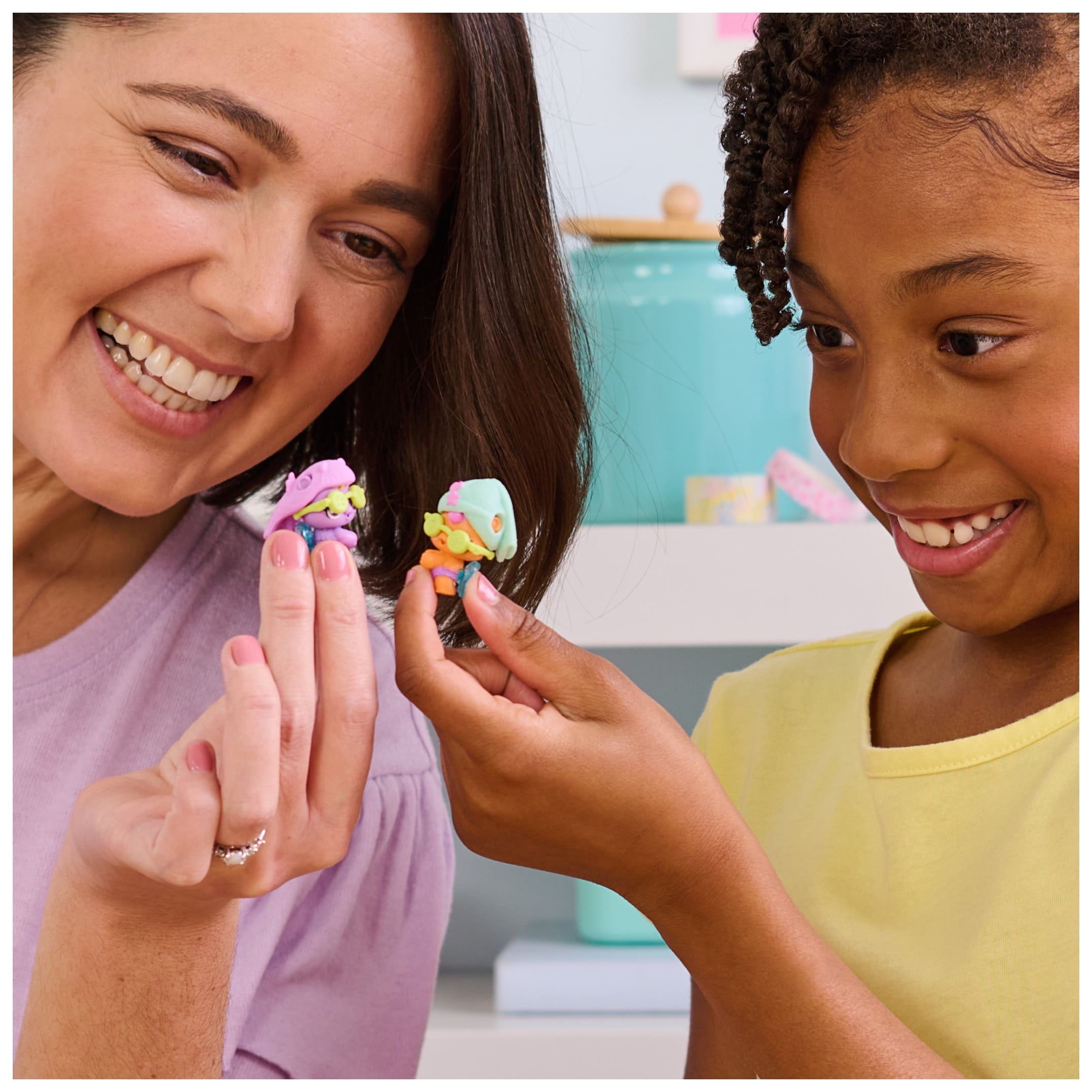 Hatchimals Alive Make a Splash Playset, 15 Accessories, Bathtub, 2 Color-Change Figures