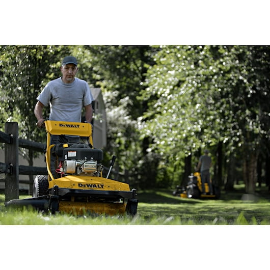 DeWalt 33 344 cc Gas Gear-Drive Wide-Area Walk-Behind Zero
