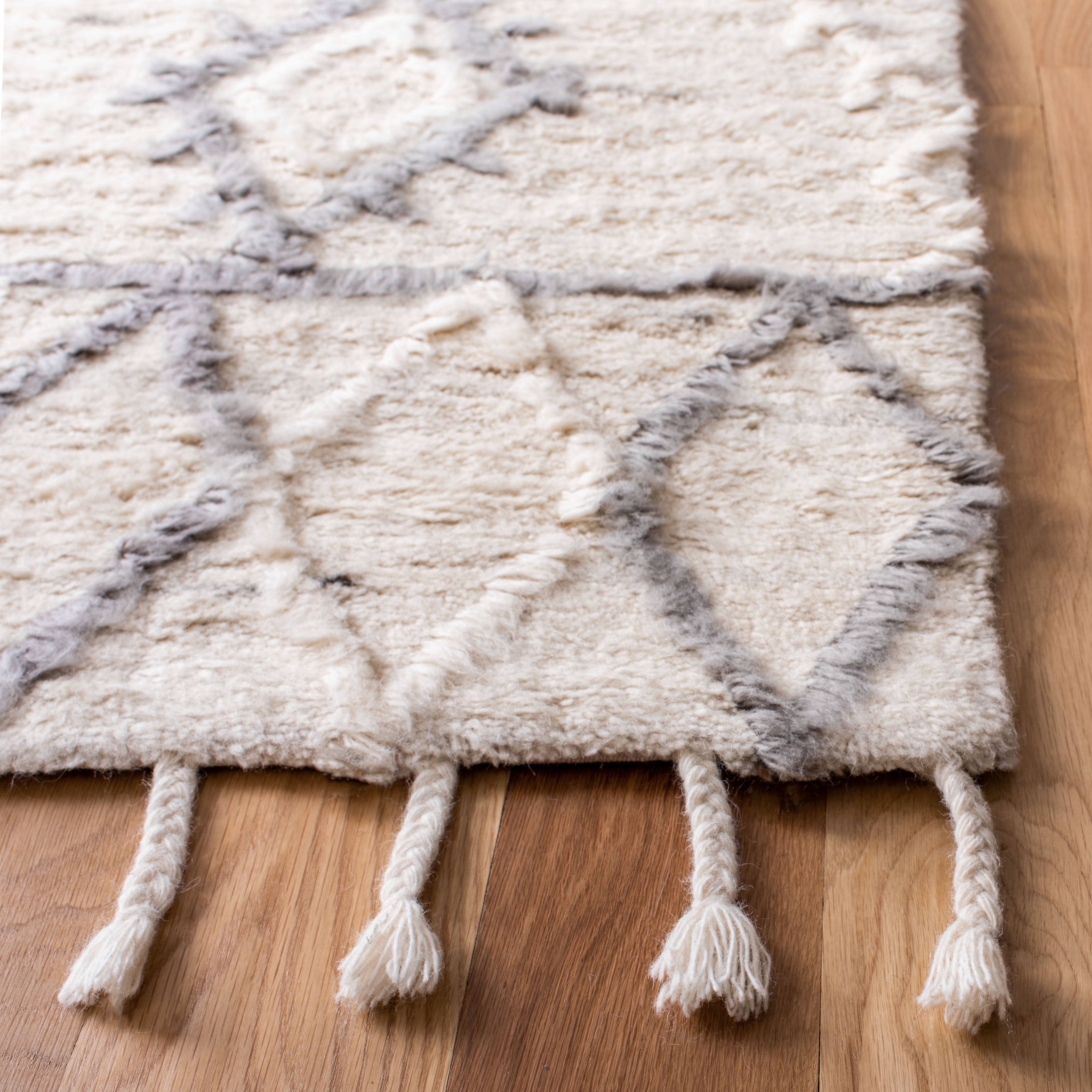 SAFAVIEH Casablanca Raeyln Geometric Wool Area Rug, Ivory/Grey, 6' x 6' Square