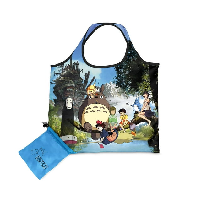 bolsa plegable de tela tigsa studio ghibli 4710201497085 Bolsa plegable multicolor con impresión frontal de personajes de Studio Ghibli (Totoro, Chihiro y más), extendida 47 x 36 cm, asas integradas, se guarda en funda azul de 13 x 11 cm; soporta entre 3 y 5 kg. También suele usarse como bolsa reutilizable para compras ligeras o almacenamiento temporal.
