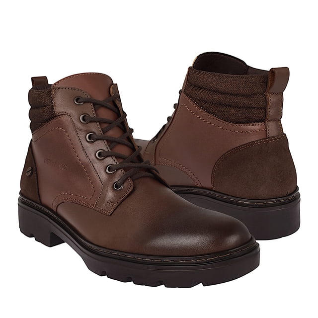 botines merano hombre 45132 piel café Botines para hombre Merano en piel café, vista 3/4 frontal y trasera: bota corta con cordones de cinco ojales, panel liso en empeine, inserto de gamuza en talón, cuello acolchado en tejido marrón oscuro y suela de goma gruesa con ranuras. Ideal para un estilo casual-clásico; también son adecuados para salidas urbanas informales.