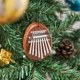 thumbnail image 3 of Mini piano de pulgar Kalimba de 8 teclas, regalo para niños principiantes, exquisito adorno de piano de dedo para árbol de Navidad (ovalado), 3 of 4