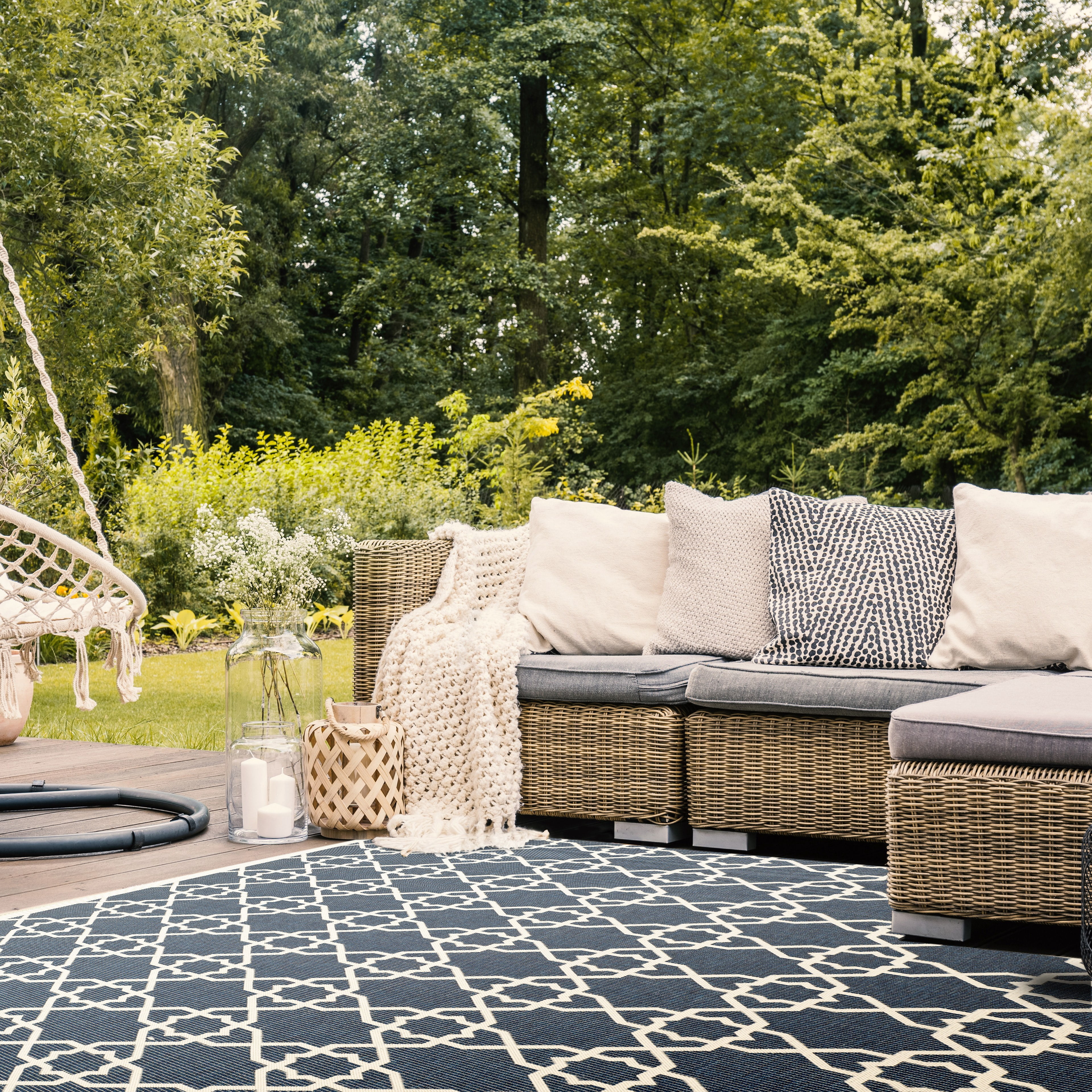 SAFAVIEH Courtyard Carol Geometric Indoor/Outdoor Area Rug, 6'7" x 9'6", Navy/Beige