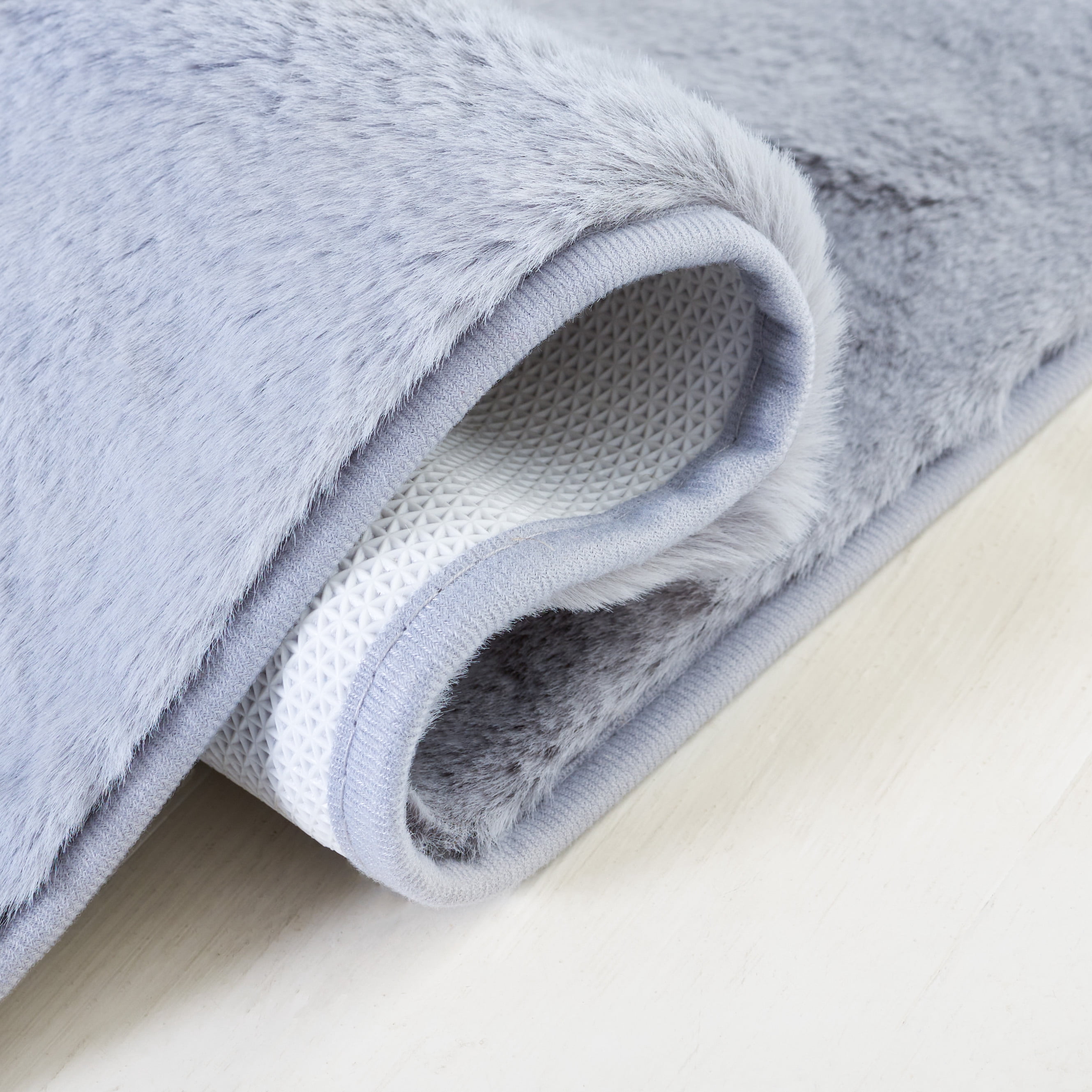 Safavieh Faux Rabbit Fur Davin Solid Machine Washable Slip Resistant Area Rug, Light Gray, 6' x 9'