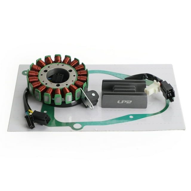 estator magnético + rectificador de voltaje + junta para suzuki gz250 marauder 250 1999-2011 repuesto para moto: vista cenital de estator circular con bobinas de hilo cobre y núcleos verdes, rectificador/regulador gris con disipador y arnés con conectores, y junta plana verde sobre fondo blanco; adecuado como reemplazo enchufable para Suzuki GZ250 Marauder 1999-2011.