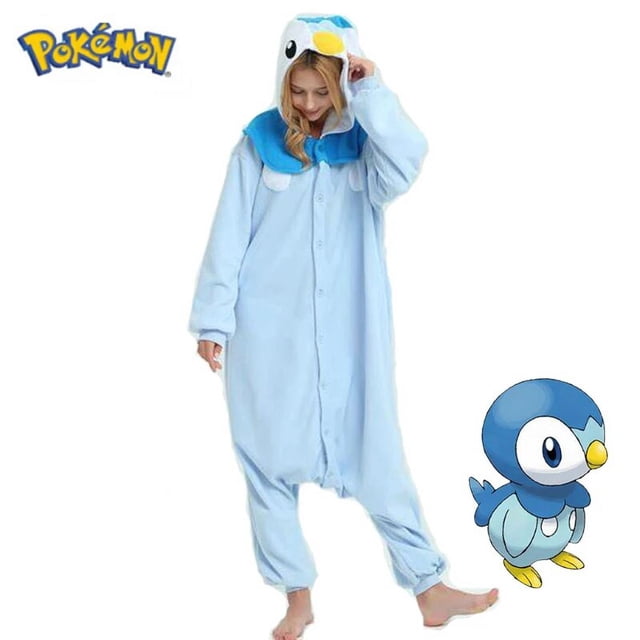 pijama de una pieza de pokémon, mono de squirtle, disfraz de navidad, kigurumi, pijama de cuerpo completo, ropa de dormir de anime, regalo de año nuevo Modelo en kigurumi de franela color celeste, vista frontal centrada; capucha con ojos y pico bordados tipo Piplup, cierre de botones frontales, puños elásticos y bolsillos laterales en corte suelto, tallas S–XL; también apropiado como disfraz para pijamadas y fiestas de cosplay.