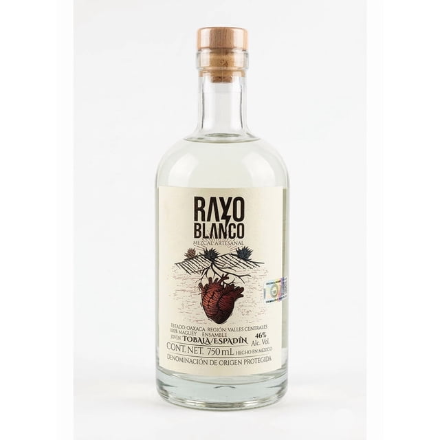 mezcal artesanal rayo blanco ensamble espadín - tobalá 46% alc. vol. botella frontal de 750 ml con líquido claro y corcho de madera, etiqueta crema con logotipo Rayo Blanco, ilustración de agaves y corazón; menciona mezcla Espadín y Tobalá, fermentación en madera y sellos AMMA y V-Label.