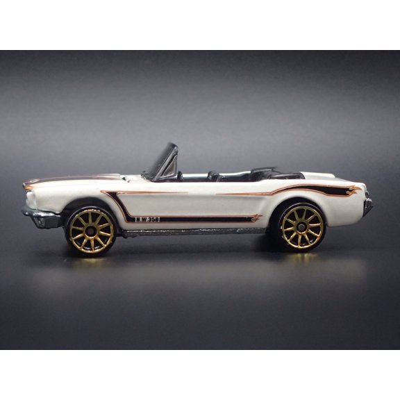 Open Box 1965 65 FORD MUSTANG CONVERTIBLE WHITE 1:64 SCALE DIORAMA DIECAST MODEL CAR