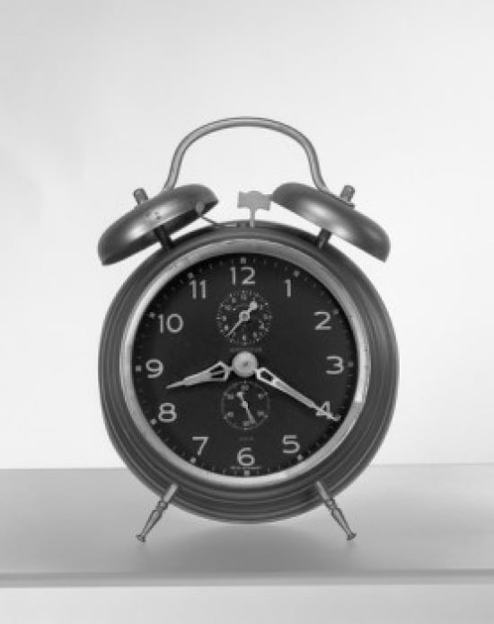old fashioned alarm clock that plays radio channel