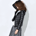 thumbnail image 3 of Chaqueta con capucha para mujer, color negro, plumón de pato, algodón y poliéster, 3 of 5
