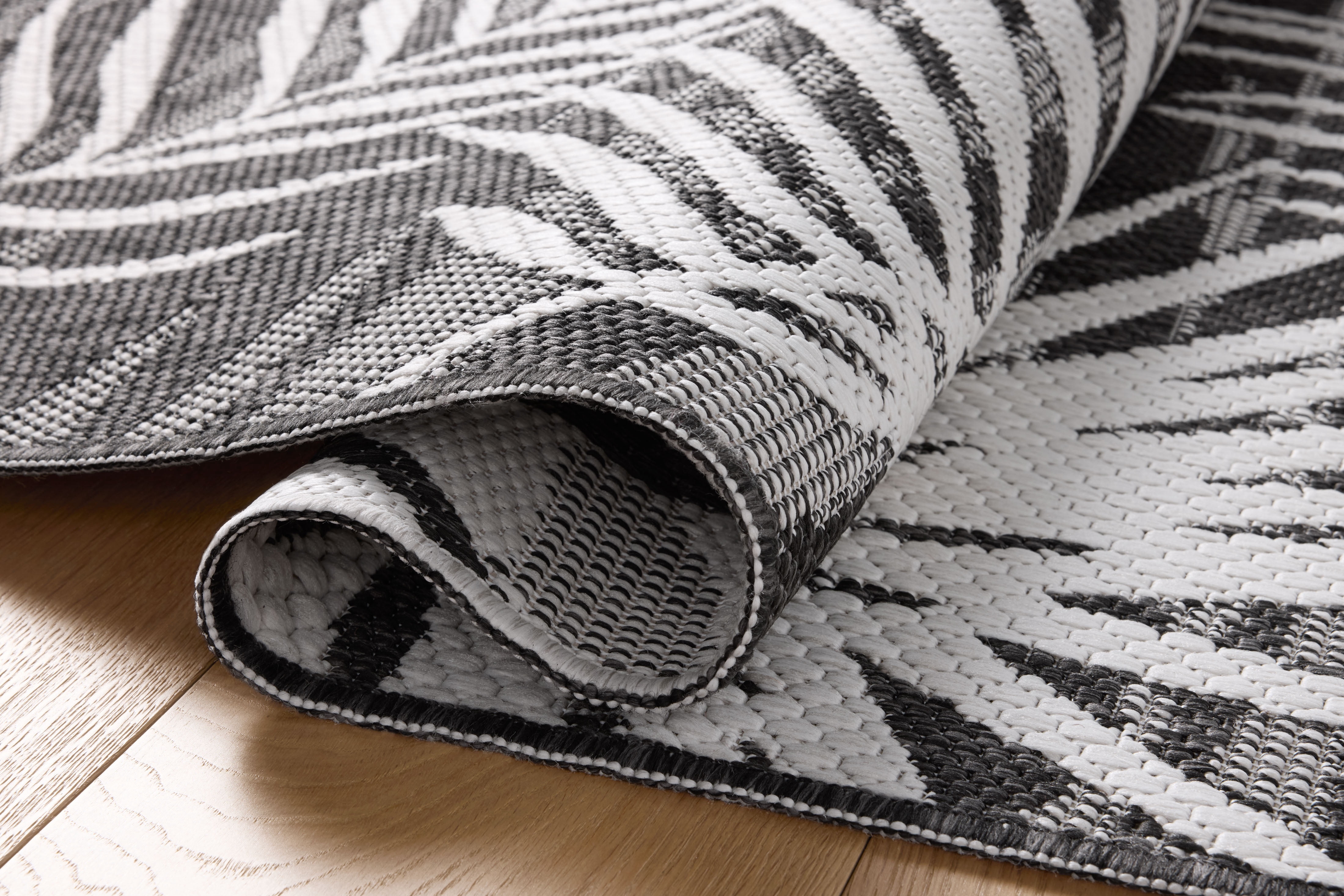 Indoor Outdoor Rug 2x4, Reversible, Loloi Easton Ivory / Onyx (2'3" x 3'9")