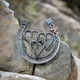 thumbnail image 2 of Herradura de hierro forjado hecha a mano, herradura de la suerte para ella, regalos de resina con corazones de hierro forjado (tres corazones), 2 of 7