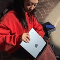 thumbnail image 5 of Apple MacBook Air 2025 13.6" Liquid Retina M4 10‑Core CPU / 10‑Core GPU 16GB RAM 512GB SSD macOS Starlight Teclado Retroiluminado, 5 of 5