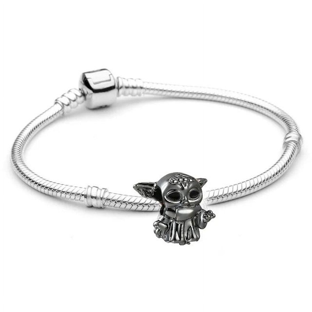 Disney-pulsera de bebé Yoda de Anime, colgante de Metal Kawaii, accesorios de pulsera DIY, joyería de dibujos animados, regalos de juguete para niños, nuevo