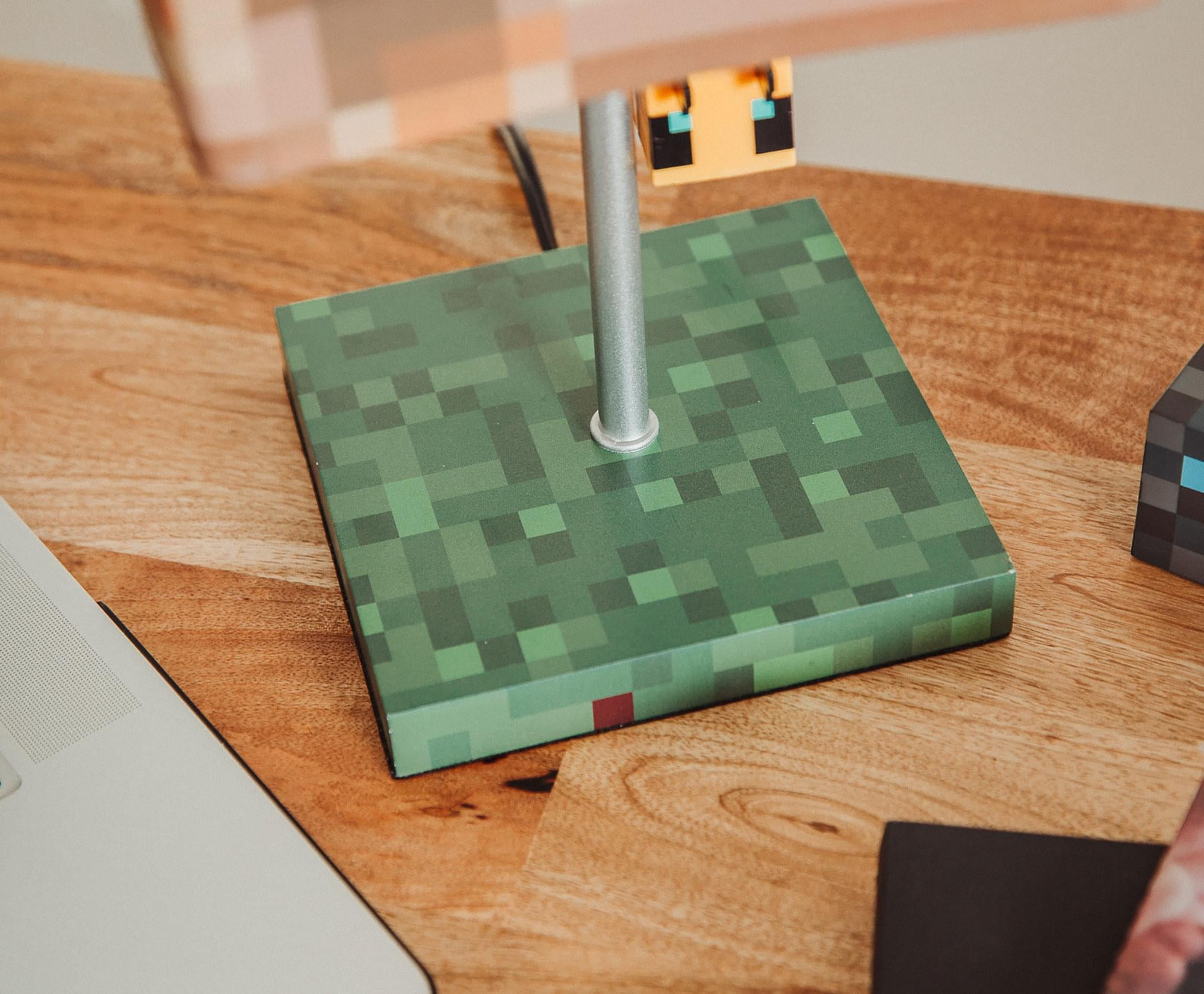 Minecraft Yellow Bee Nest Block Desk Lamp with 3D Bee Puller Free U.S. –  Ukonic