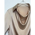 thumbnail image 4 of Blusa CORIRESHA elegante satinada con cuello vuelto para mujer, color champán, 4 of 5