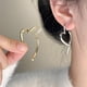 thumbnail image 1 of Pendientes En Forma de Corazón, Modernos, Chapados En Oro y Plata, Diseño Cómodo y Versátil, Perfectos para Uso Diario, San Valentín o Fiestas, Regalo Elegante para Mujer, Tamaño de 3 Cm., 1 of 7