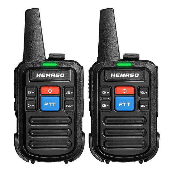 intercomunicador inalámbrico recargable de 2 piezas, par de walkie-talkies negros con antena; vista frontal centrada mostrando dos unidades con botón PTT azul, botones CH+/CH- y VOL+/VOL-, indicador LED verde, rejilla de altavoz y clip de cinturón desmontable. Compactos (8 x 4 x 2.5 cm, antena 9.7 cm), 1500 mAh, 5 W, 400–470 MHz; suelen usarse también para coordinación en obra, seguridad y eventos al aire libre.