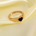 thumbnail image 1 of Anillo de acero inoxidable 316L chapado en oro de 18 quilates con accesorios de epoxi en forma de corazón negro para damas europeas y americanas, 1 of 5