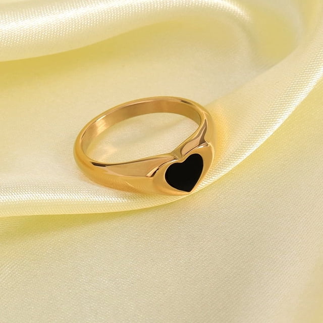 Anillo de acero inoxidable 316L chapado en oro de 18 quilates con accesorios de epoxi en forma de corazón negro para damas europeas y americanas