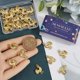 thumbnail image 3 of 1 caja con 30 dijes de gallo chapados en oro de 18 quilates. Figuras de animales de granja, ideales para la creación de joyas. Perfectos para Pascua, fiestas, manualidades y proyectos para adultos., 3 of 6