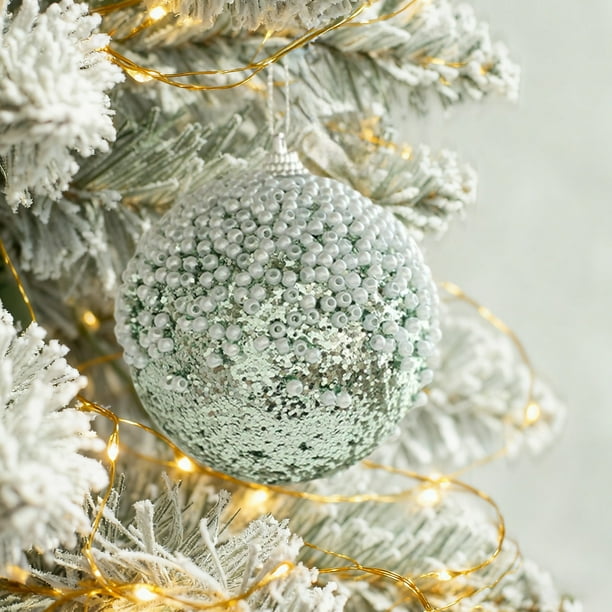Bolas navideñas flocadas para decoración navideña. Se pueden usar varios estilos de adornos para árboles de Navidad para otras fiestas.